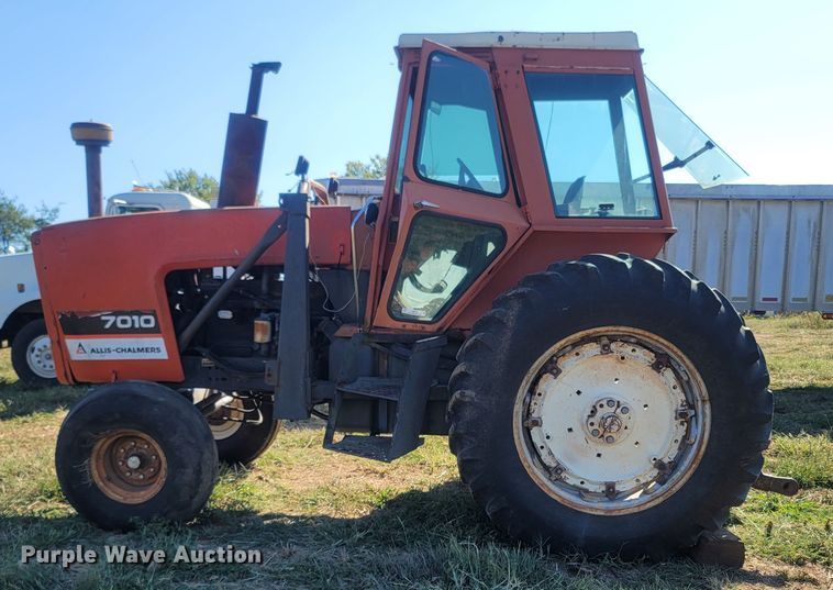 image for item LM9765 Allis Chalmers 7010  tractor