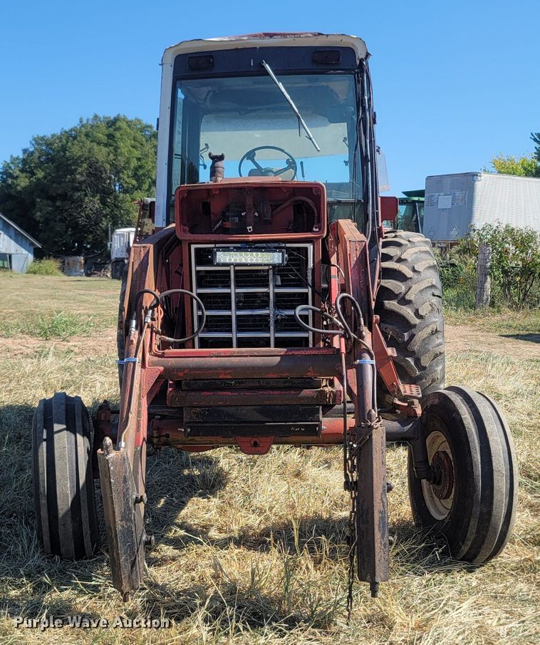 image for item LN9540 International 986  tractor