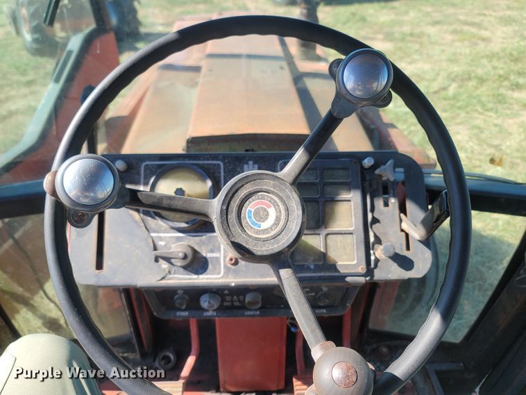 image for item LN9540 International 986  tractor