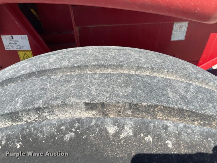 image for item MR9332 2016 New Holland 560RB  round baler