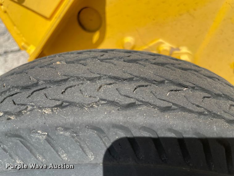 image for item MR9332 2016 New Holland 560RB  round baler