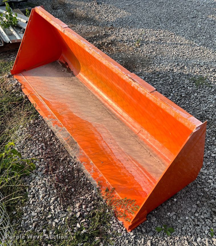 image for item MR9880 Kubota M1816E  bucket