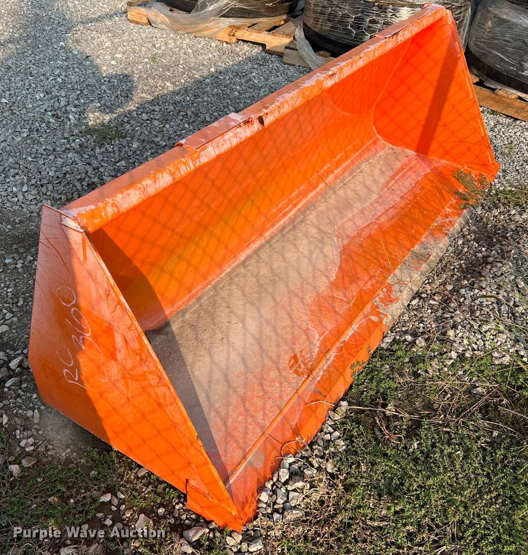 image for item MR9880 Kubota M1816E  bucket