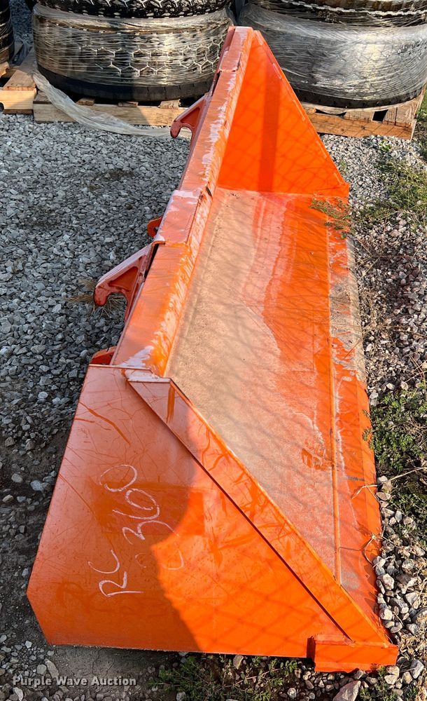 image for item MR9880 Kubota M1816E  bucket