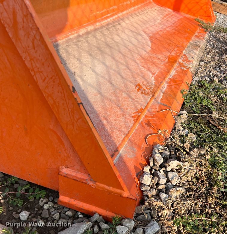 image for item MR9880 Kubota M1816E  bucket