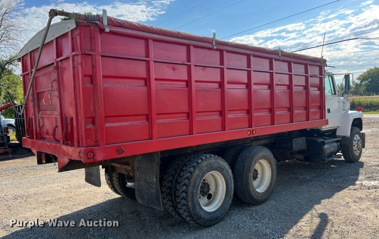 image for item MR9896 1992 Ford L9000  grain truck