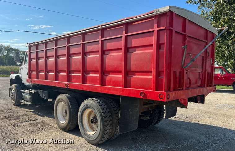 image for item MR9896 1992 Ford L9000  grain truck