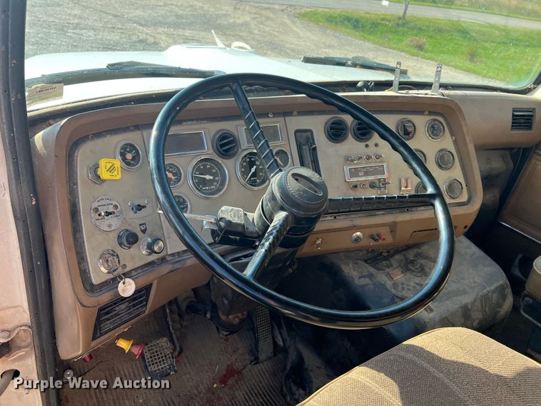 image for item MR9896 1992 Ford L9000  grain truck