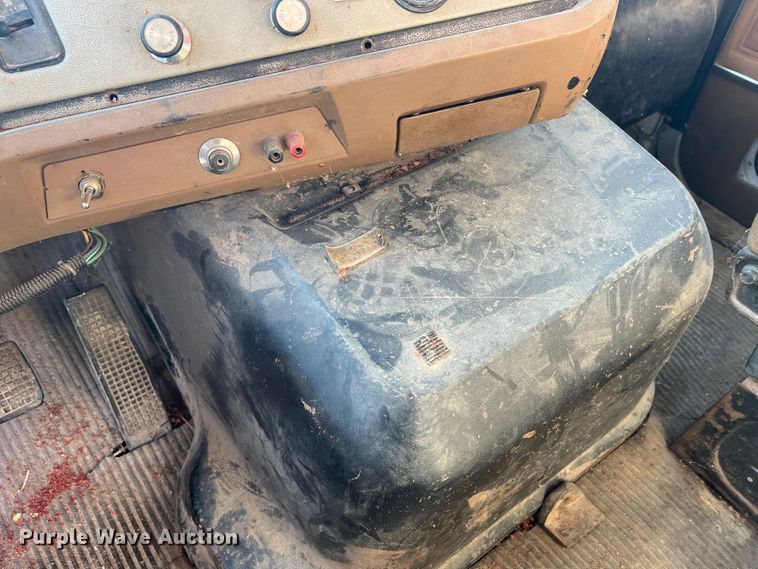 image for item MR9896 1992 Ford L9000  grain truck