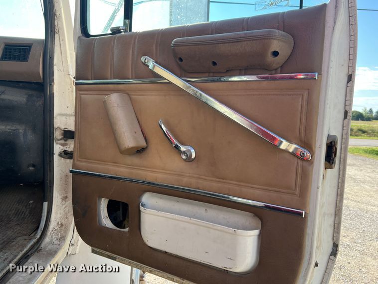 image for item MR9896 1992 Ford L9000  grain truck