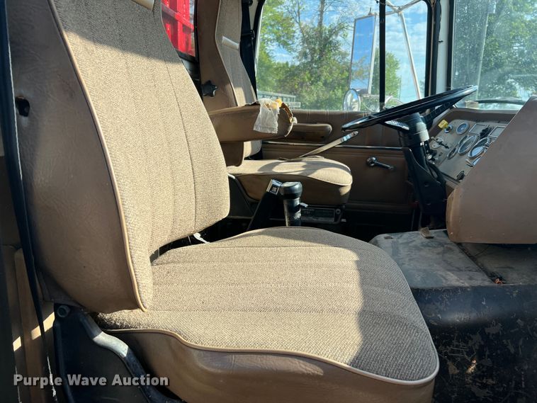 image for item MR9896 1992 Ford L9000  grain truck