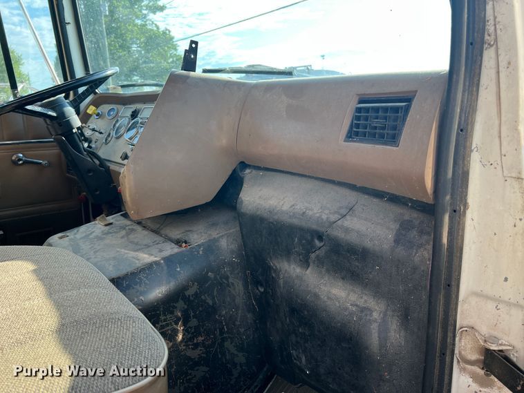 image for item MR9896 1992 Ford L9000  grain truck