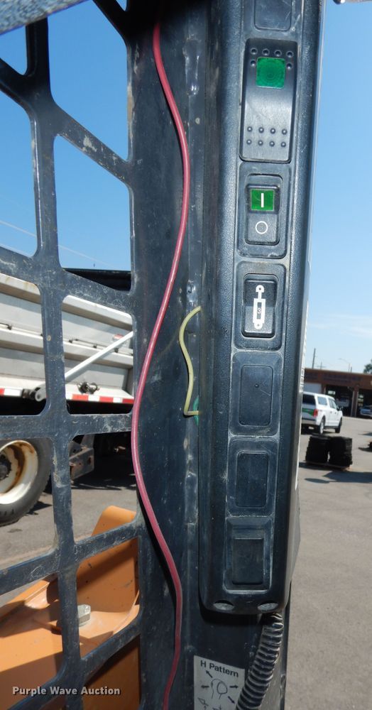 image for item DM3093 2010 Case 465 Series 3  skid steer loader