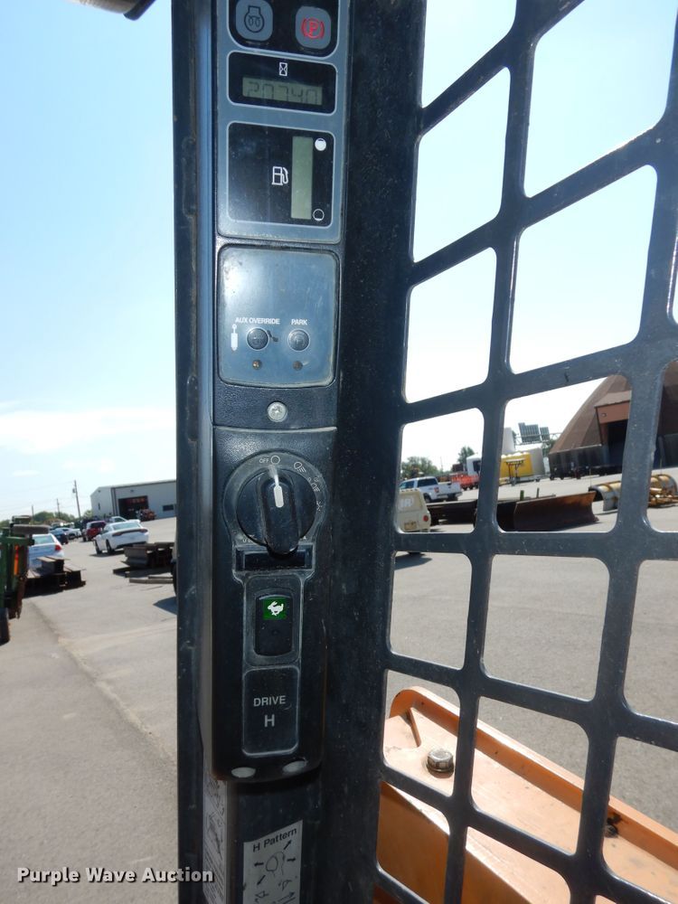 image for item DM3093 2010 Case 465 Series 3  skid steer loader