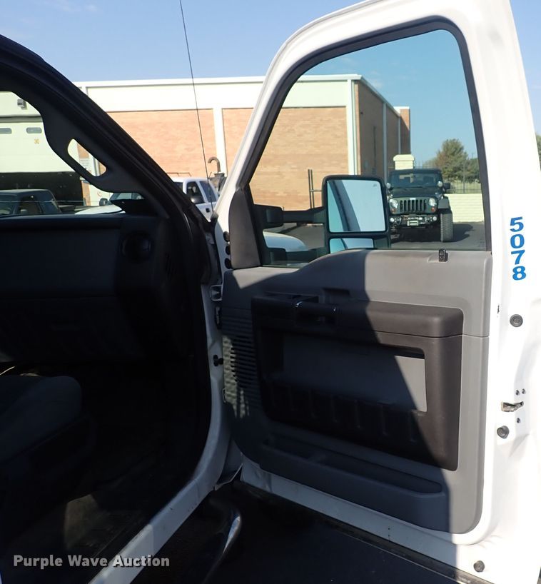 image for item DQ2884 2014 Ford F550 Super Duty  bucket truck