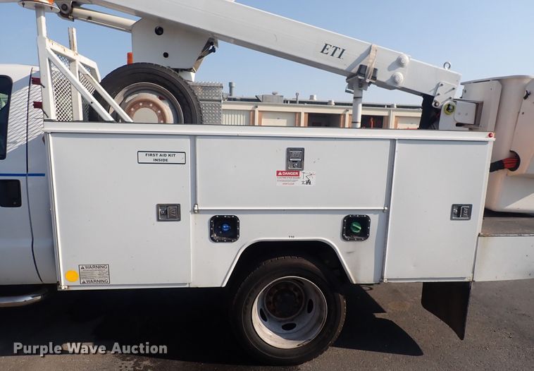image for item DQ2884 2014 Ford F550 Super Duty  bucket truck