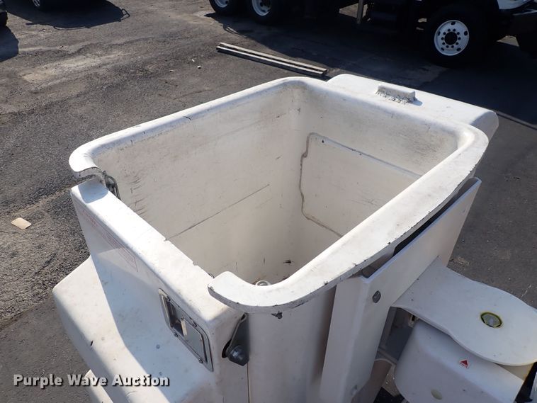 image for item DQ2884 2014 Ford F550 Super Duty  bucket truck