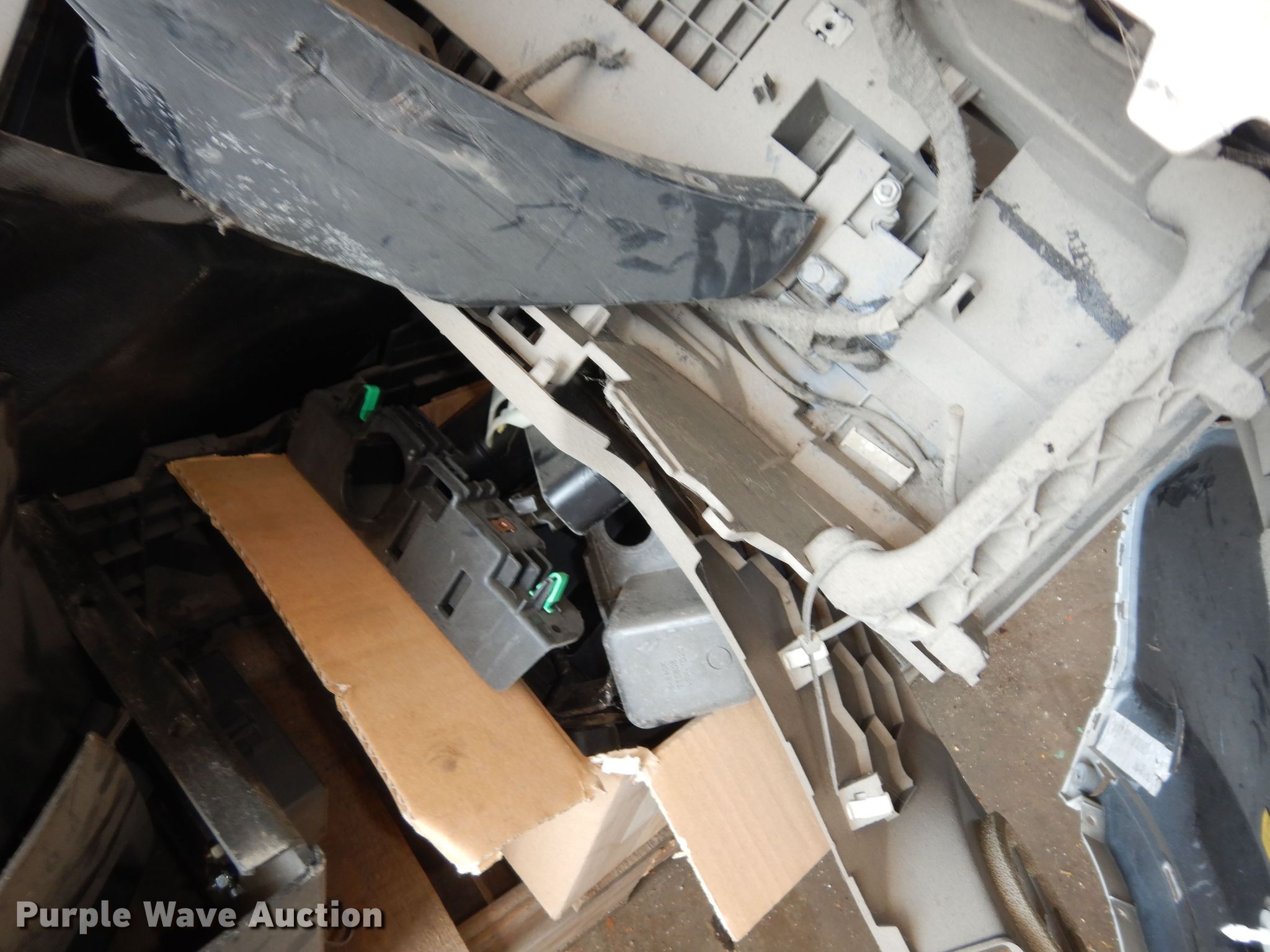 Automotive parts in Topeka, KS Item LR9893 sold Purple Wave