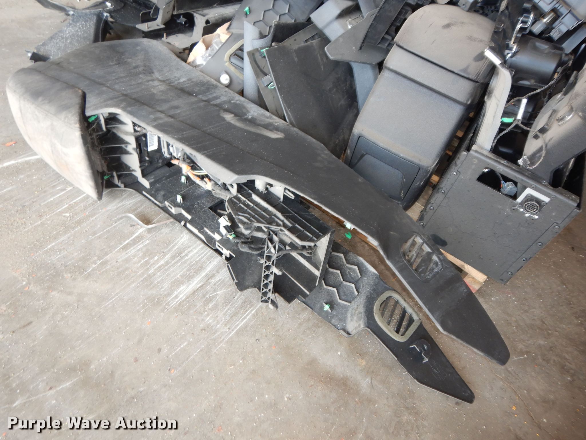 Automotive parts in Topeka, KS Item LR9893 sold Purple Wave