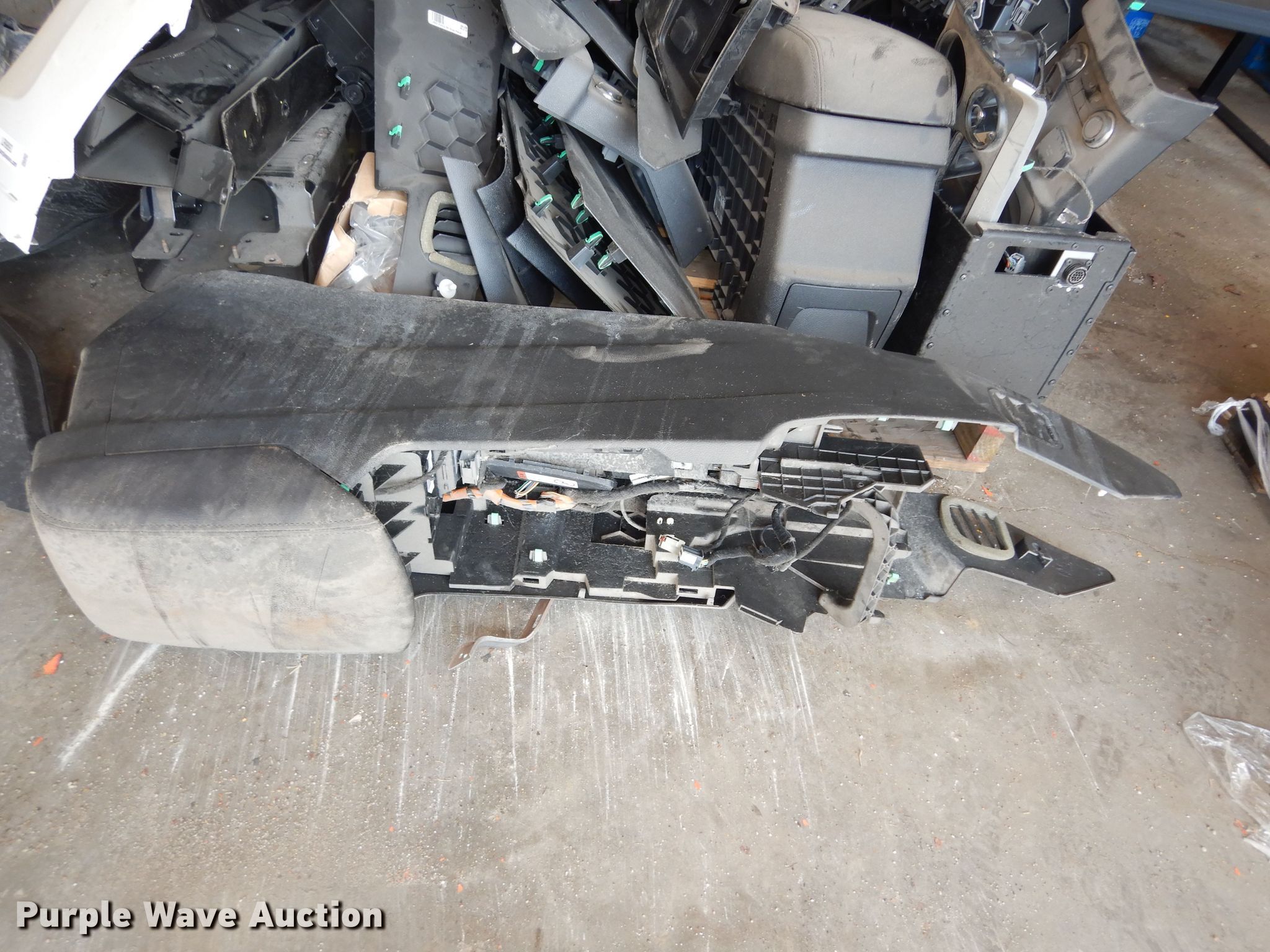 Automotive parts in Topeka, KS Item LR9893 sold Purple Wave