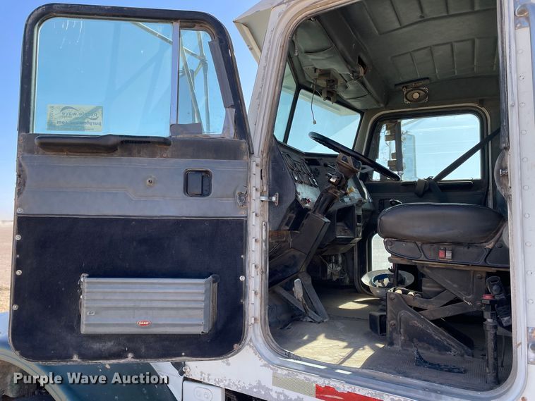 image for item DJ5118 1996 Peterbilt 357  semi truck