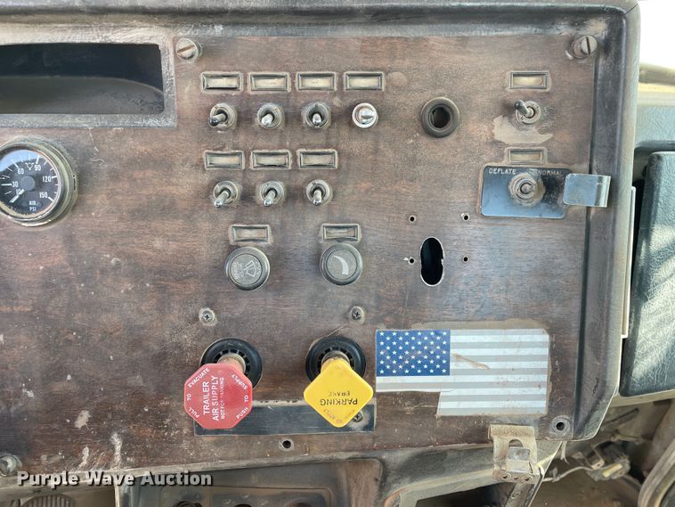 image for item DJ5118 1996 Peterbilt 357  semi truck