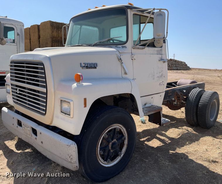 image for item DJ5121 1990 Ford L7000  truck cab and chassis