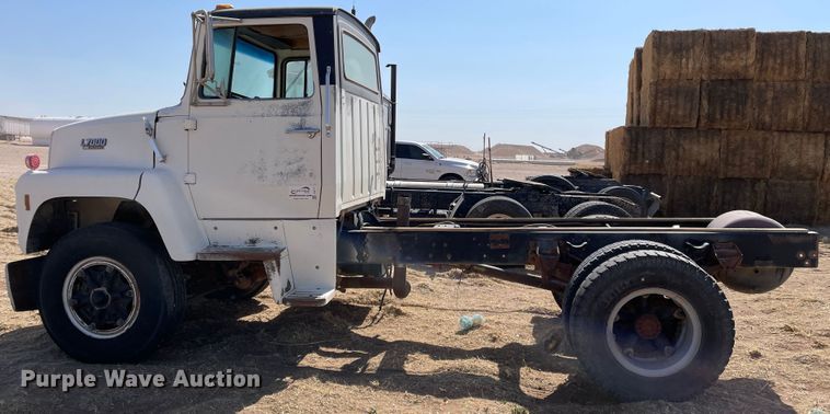 image for item DJ5121 1990 Ford L7000  truck cab and chassis