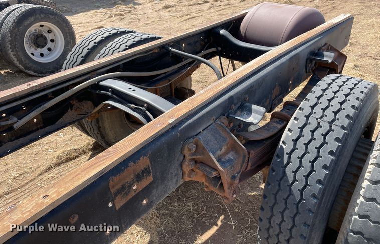 image for item DJ5121 1990 Ford L7000  truck cab and chassis