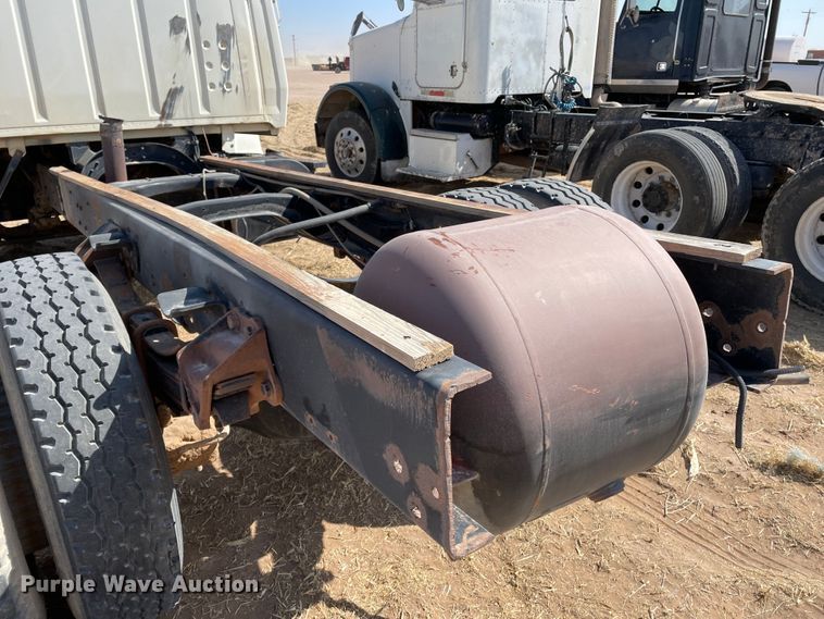 image for item DJ5121 1990 Ford L7000  truck cab and chassis