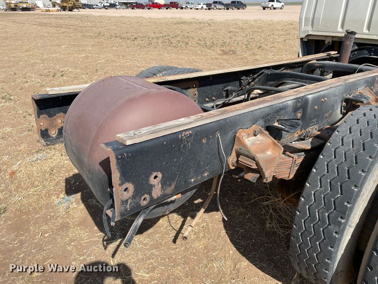 image for item DJ5121 1990 Ford L7000  truck cab and chassis