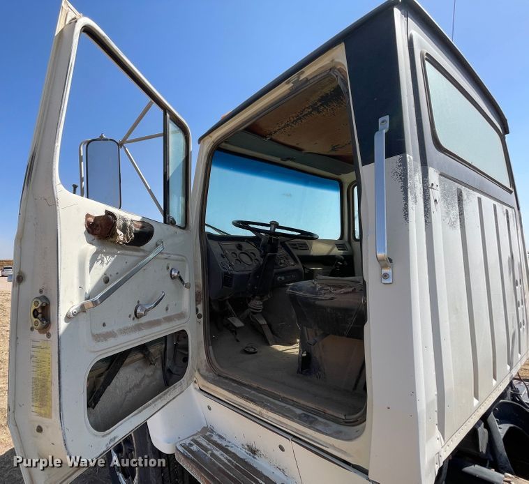 image for item DJ5121 1990 Ford L7000  truck cab and chassis