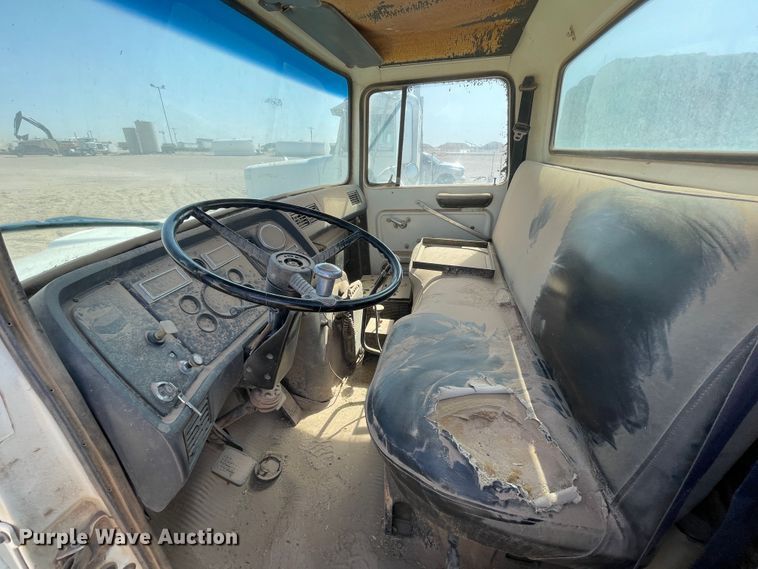 image for item DJ5121 1990 Ford L7000  truck cab and chassis