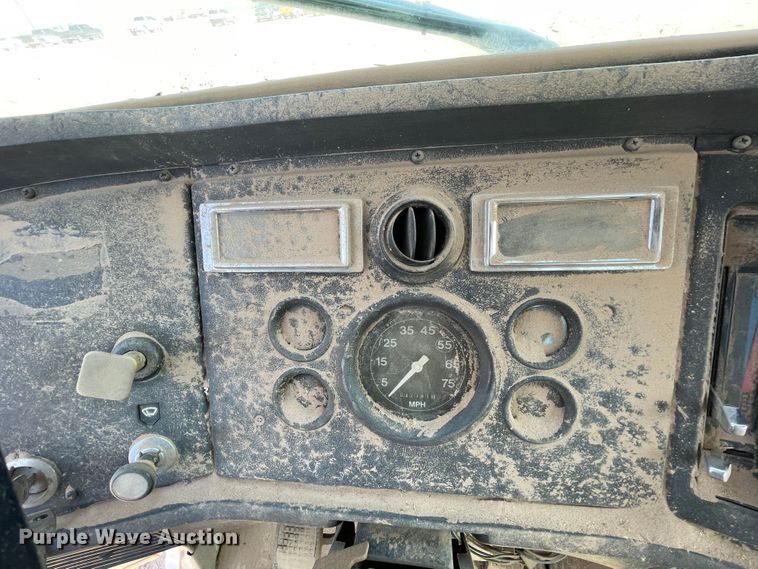 image for item DJ5121 1990 Ford L7000  truck cab and chassis