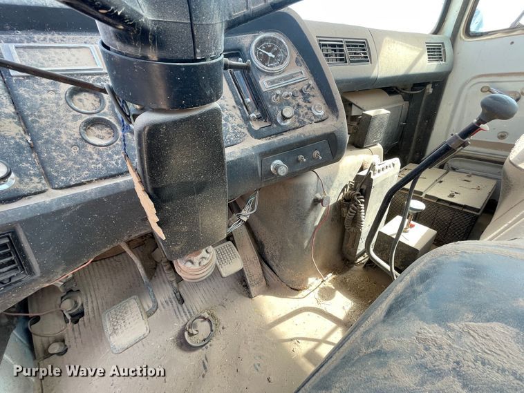 image for item DJ5121 1990 Ford L7000  truck cab and chassis