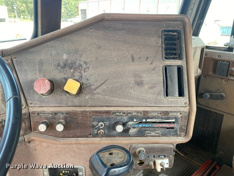 image for item DK6469 1987 Freightliner FLC  semi truck