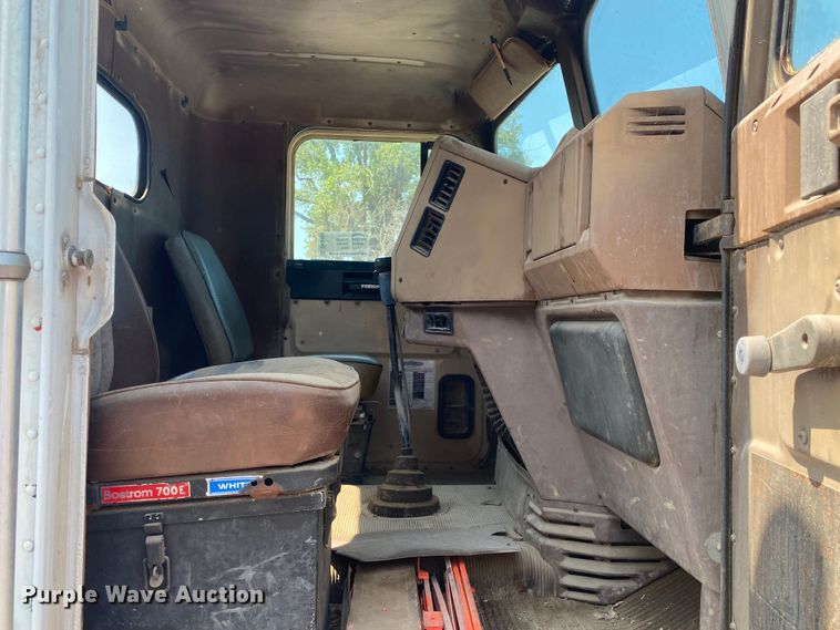 image for item DK6469 1987 Freightliner FLC  semi truck