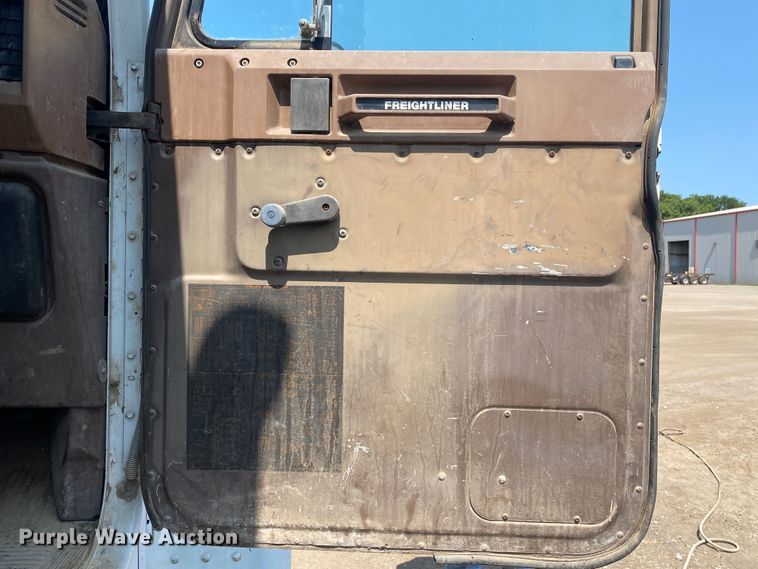 image for item DK6469 1987 Freightliner FLC  semi truck