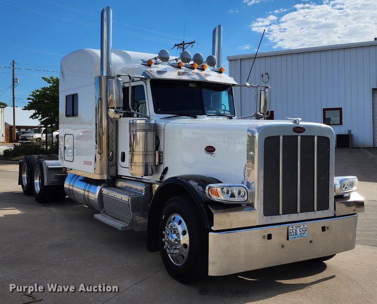 image for item DL6688 2015 Peterbilt 389  semi truck