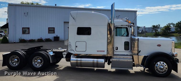 image for item DL6688 2015 Peterbilt 389  semi truck