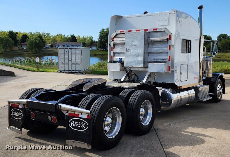 image for item DL6688 2015 Peterbilt 389  semi truck