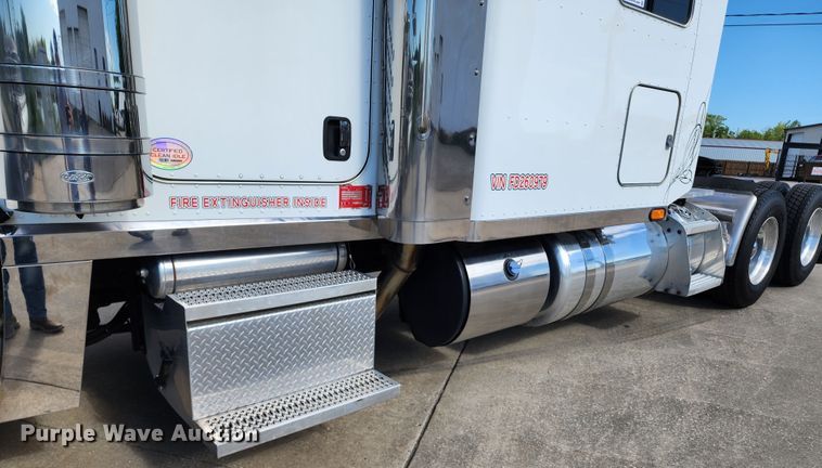 image for item DL6688 2015 Peterbilt 389  semi truck