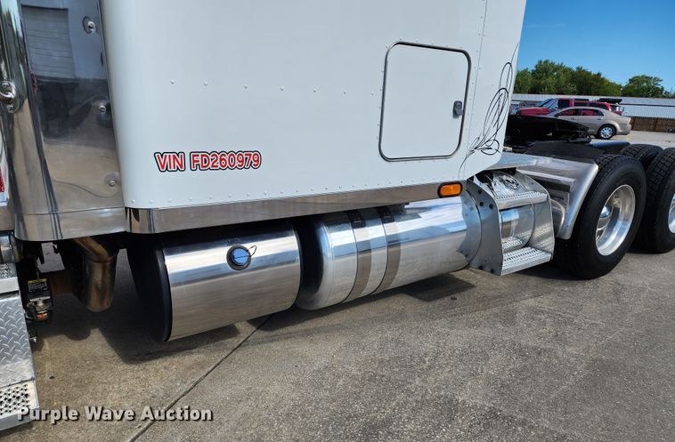 image for item DL6688 2015 Peterbilt 389  semi truck