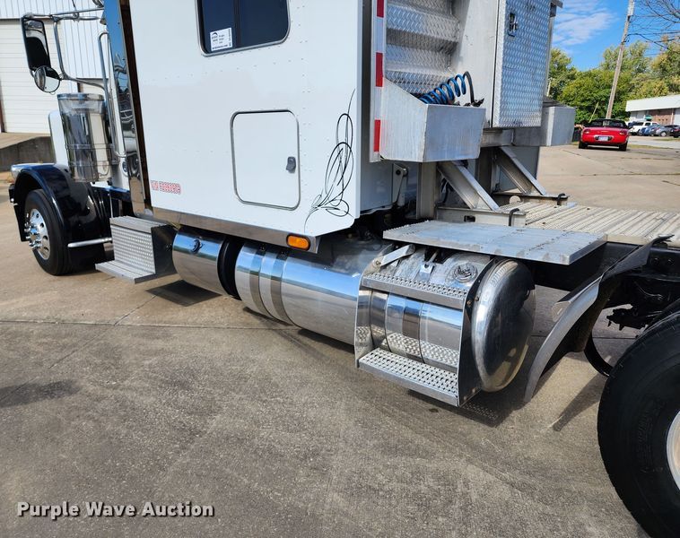 image for item DL6688 2015 Peterbilt 389  semi truck