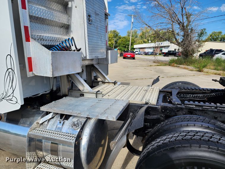 image for item DL6688 2015 Peterbilt 389  semi truck