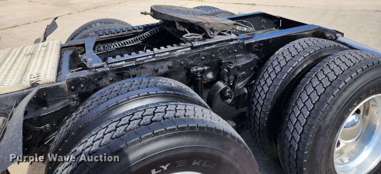 image for item DL6688 2015 Peterbilt 389  semi truck