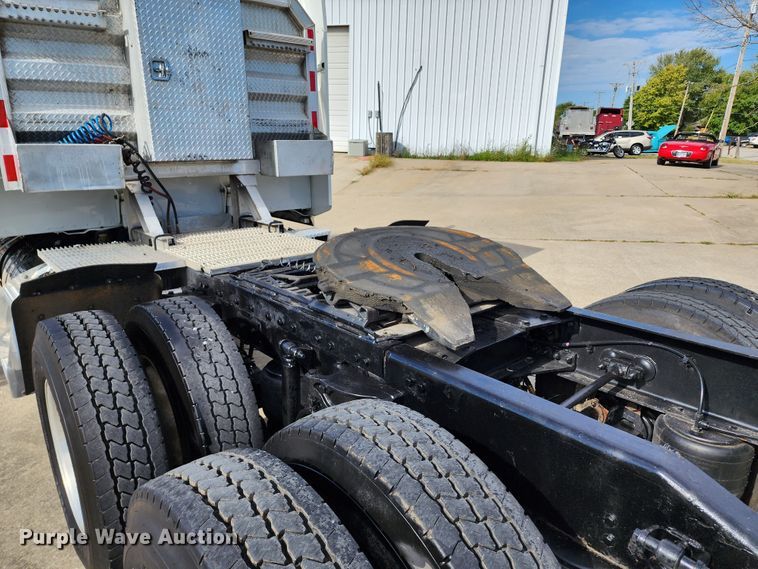 image for item DL6688 2015 Peterbilt 389  semi truck