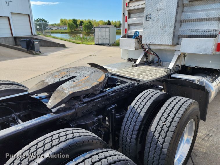 image for item DL6688 2015 Peterbilt 389  semi truck