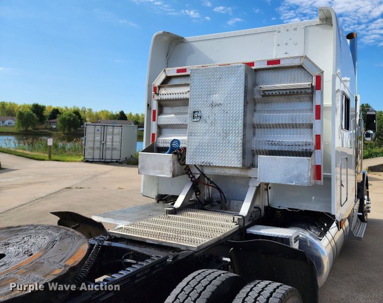 image for item DL6688 2015 Peterbilt 389  semi truck