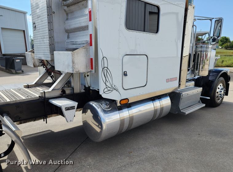 image for item DL6688 2015 Peterbilt 389  semi truck